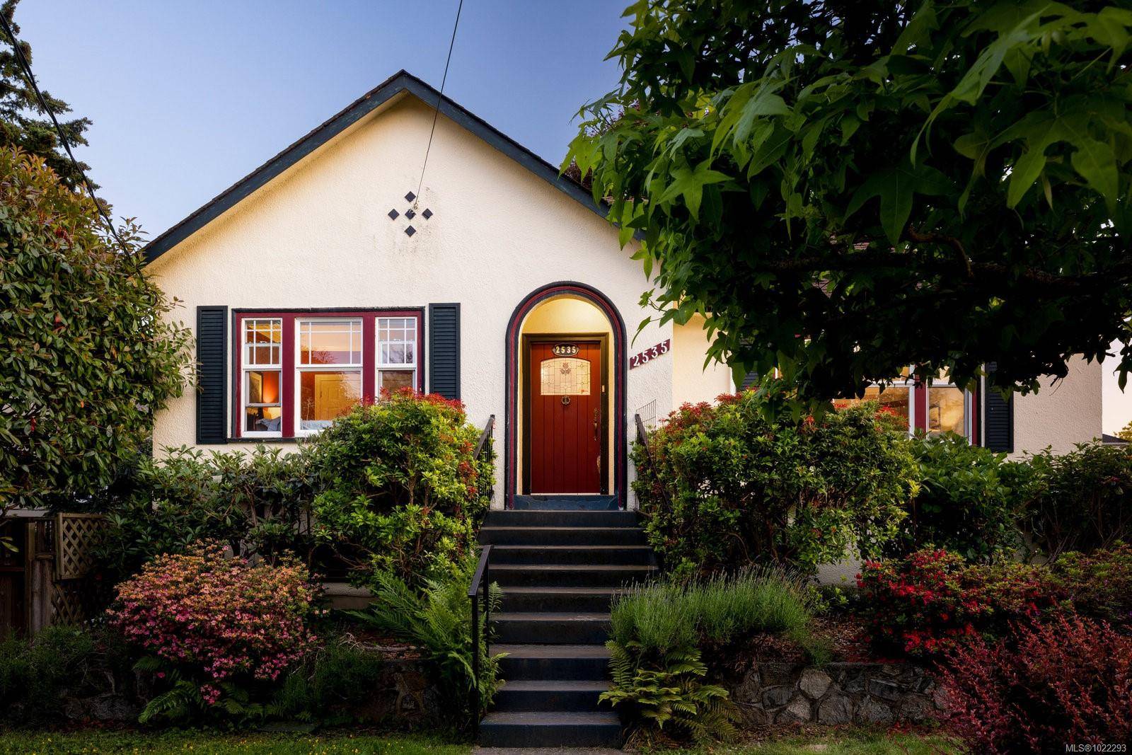 Oak Bay, BC V8R 2H8,2535 Dalhousie St