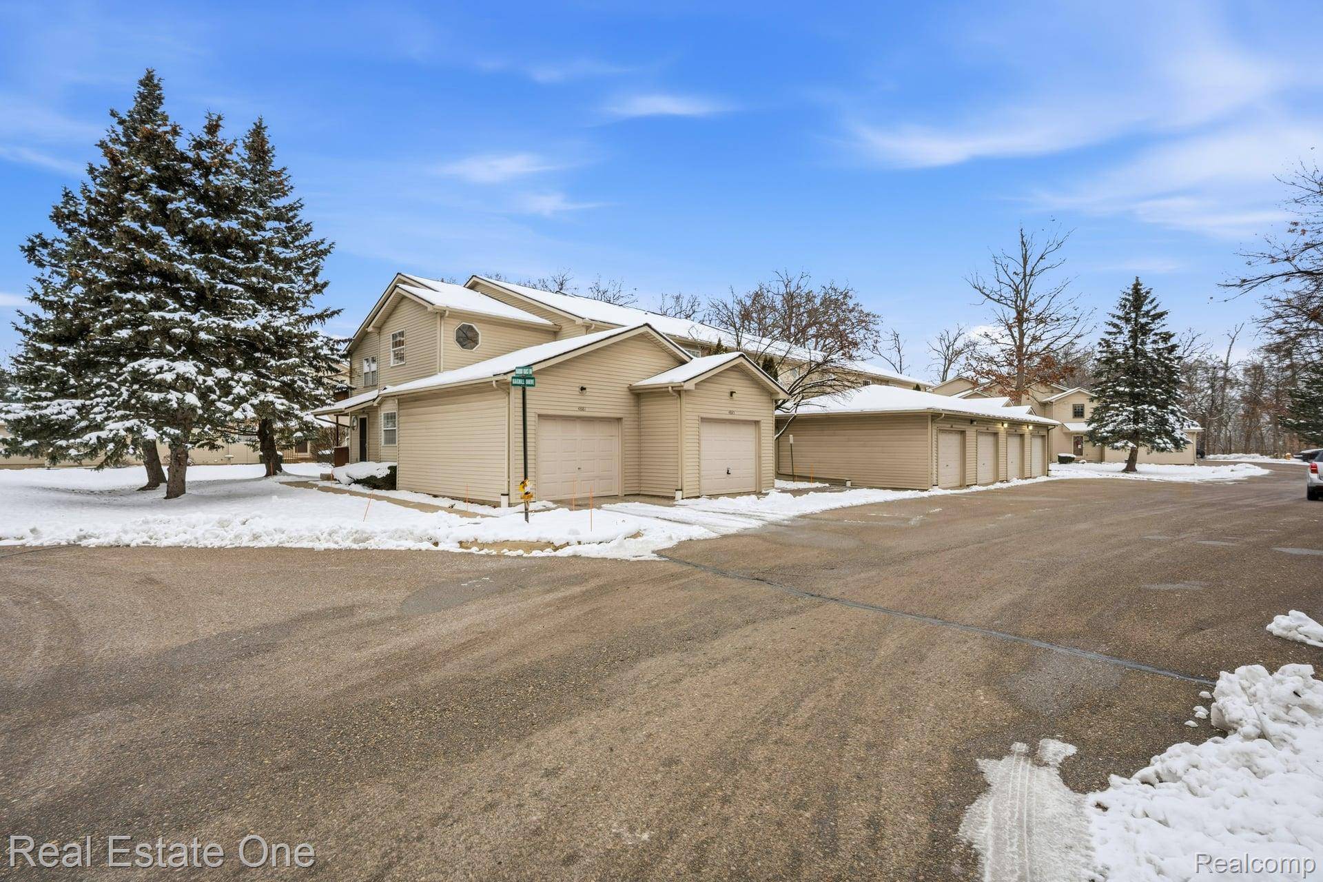 Waterford, MI 48329,4885 Oak Hill DR #20