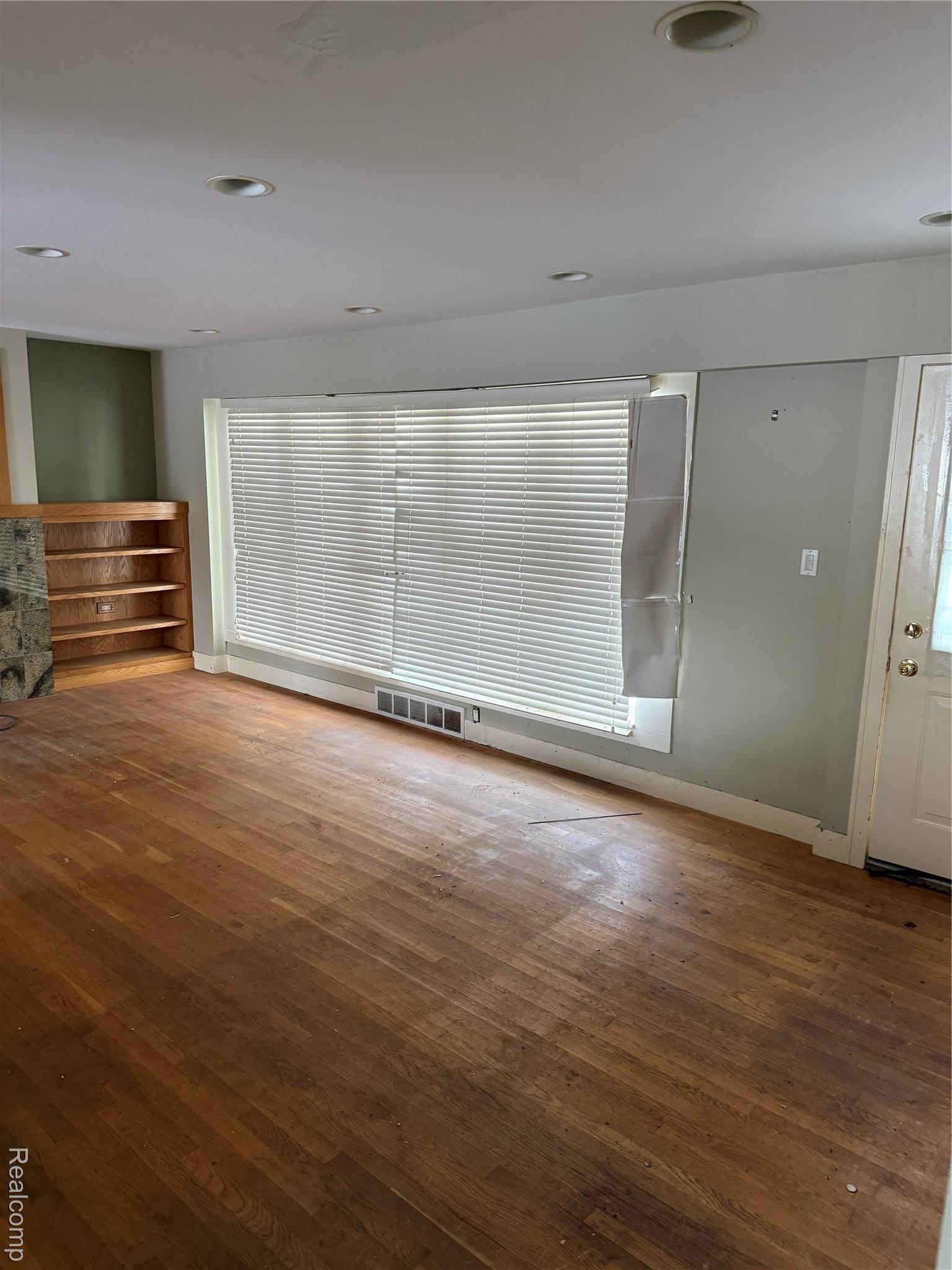 Southfield, MI 48076,29863 Fall River RD