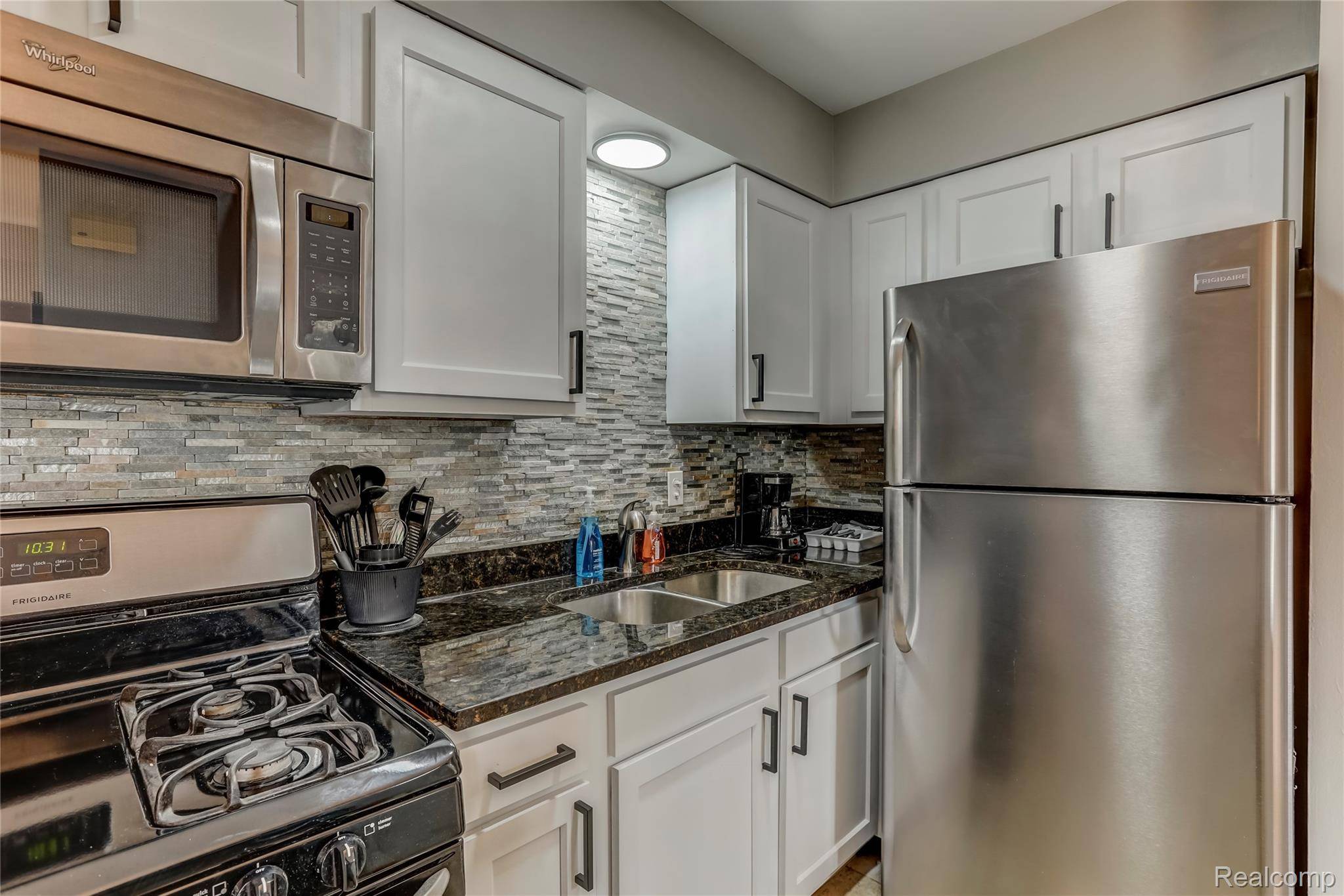 Royal Oak, MI 48067,330 Oakland AVE #202