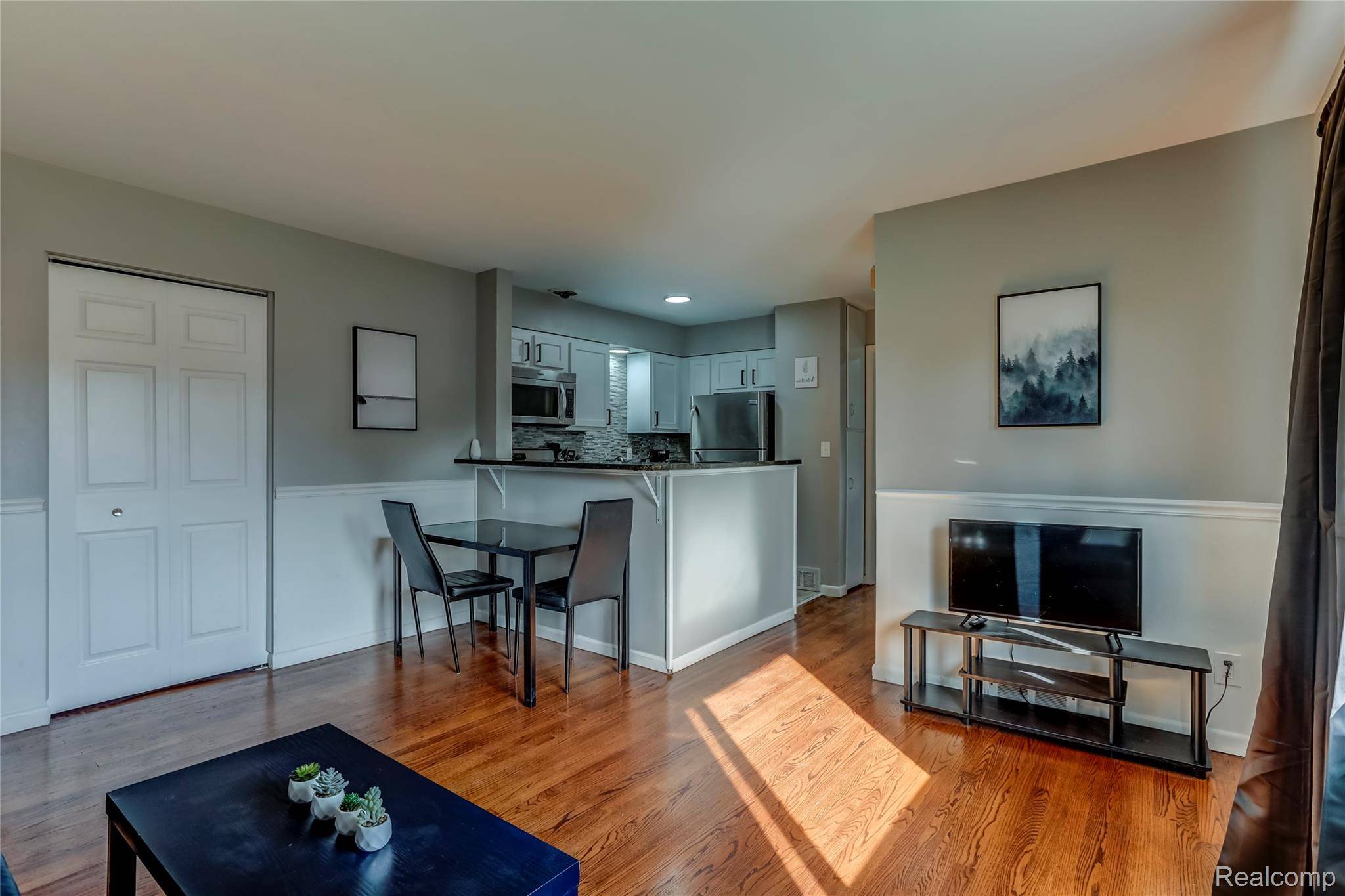 Royal Oak, MI 48067,330 Oakland AVE #202