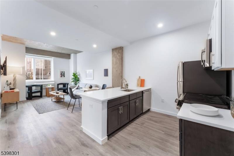 Newark City, NJ 07102,10 Commerce Ct #10 J