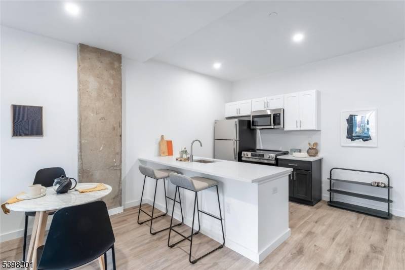 Newark City, NJ 07102,10 Commerce Ct #10 J