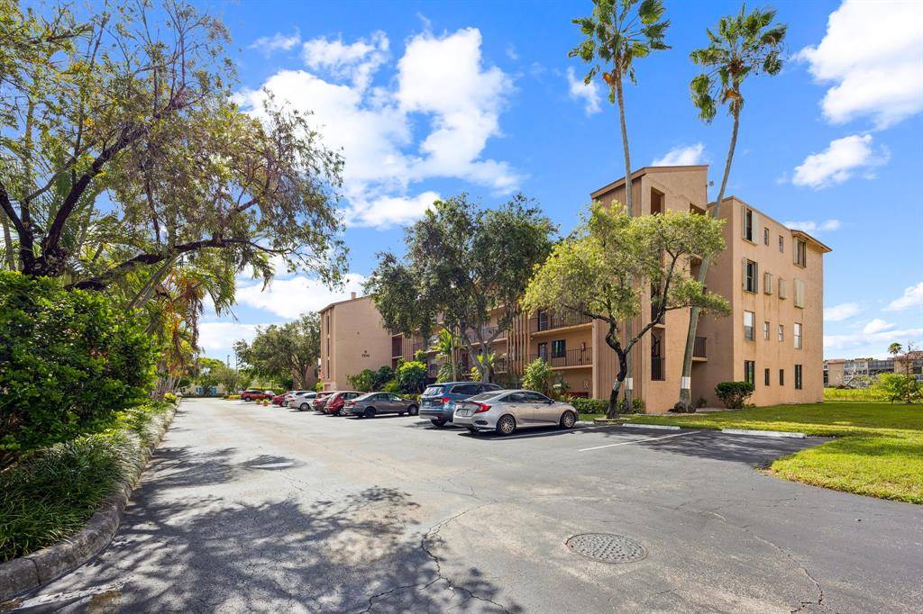 Margate, FL 33063,7210 Lake Circle Dr #106