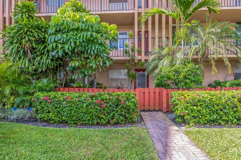 Margate, FL 33063,7210 Lake Circle Dr #106