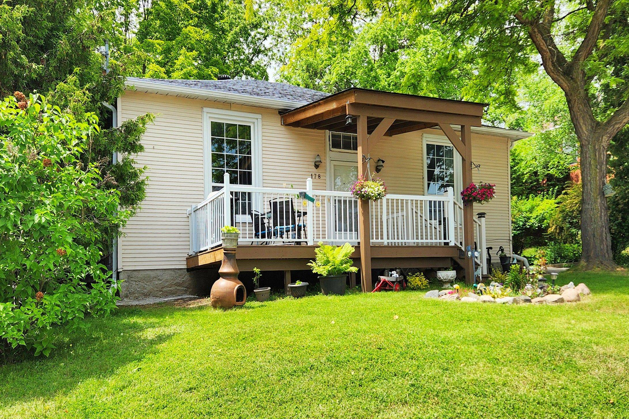 Bradford West Gwillimbury, ON L3Z 1R6,178 Barrie ST