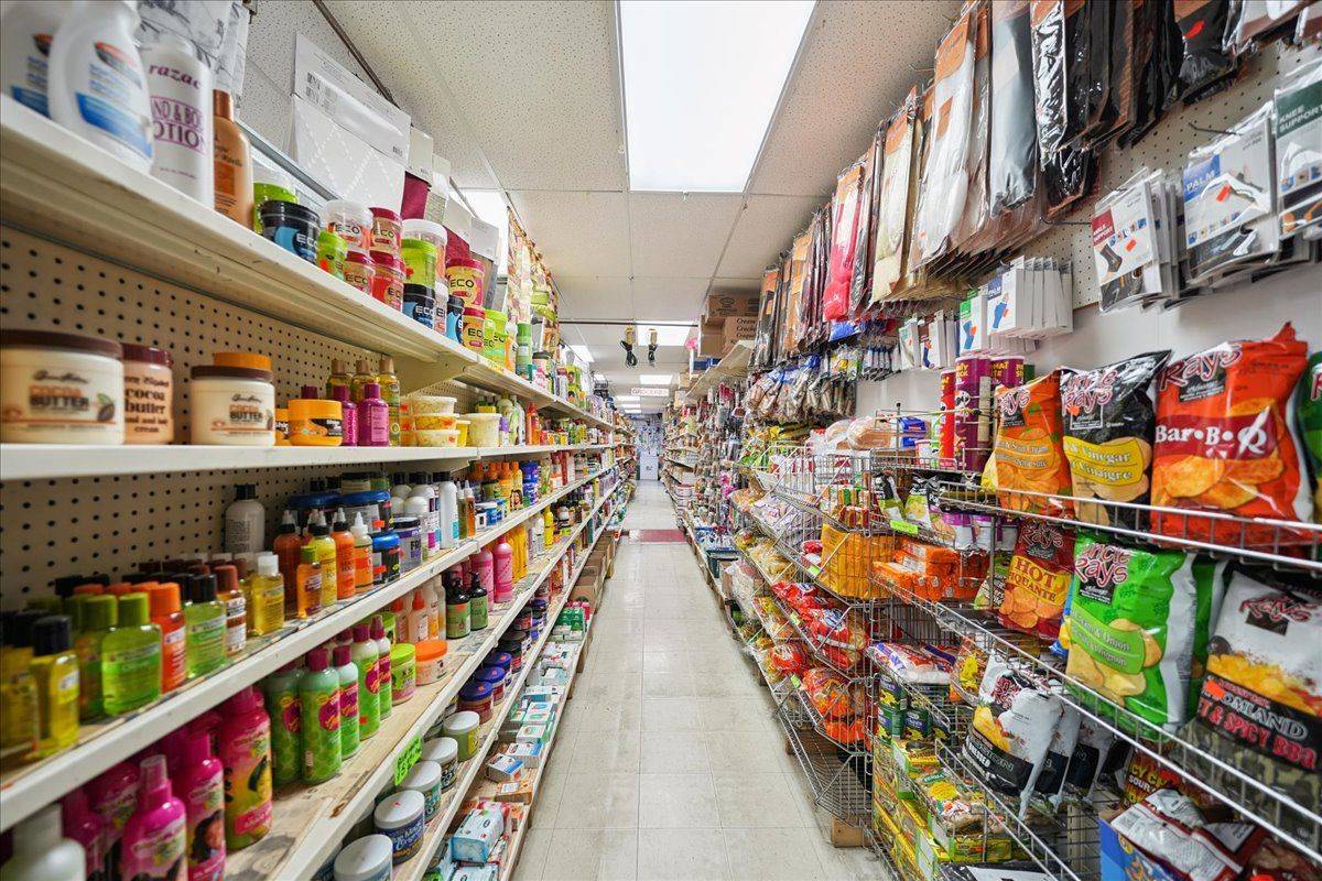 Toronto W01, ON M6K 1L6,1281 QUEEN ST W