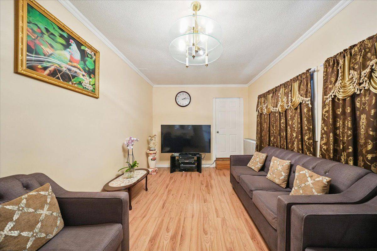 Toronto W01, ON M6K 1L6,1281 QUEEN ST W