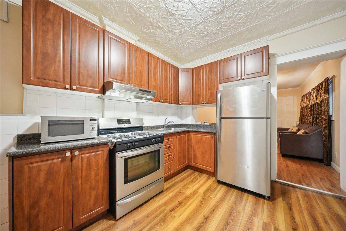 Toronto W01, ON M6K 1L6,1281 QUEEN ST W