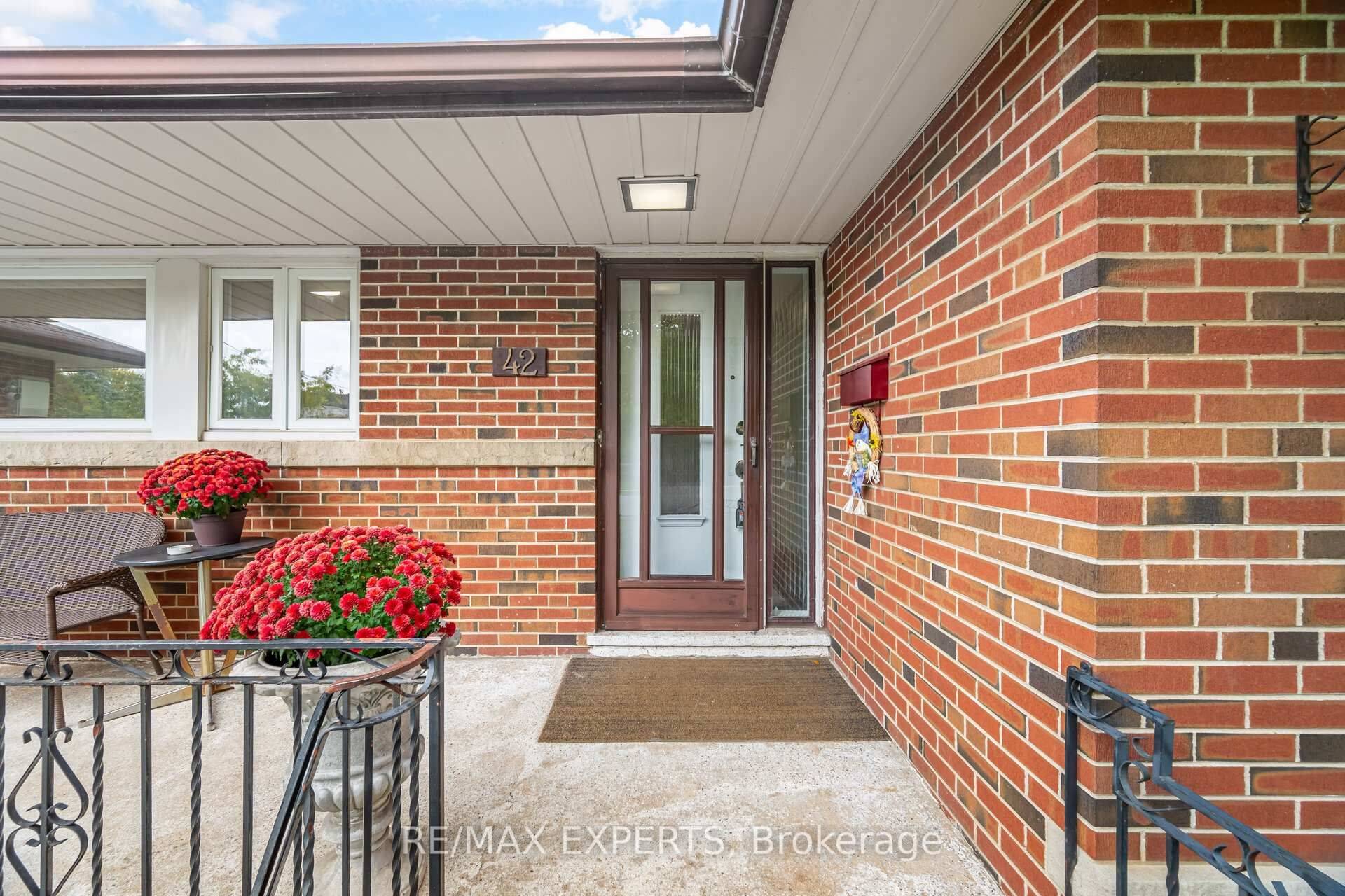 Toronto W08, ON M8B 2E3,42 Cowley AVE