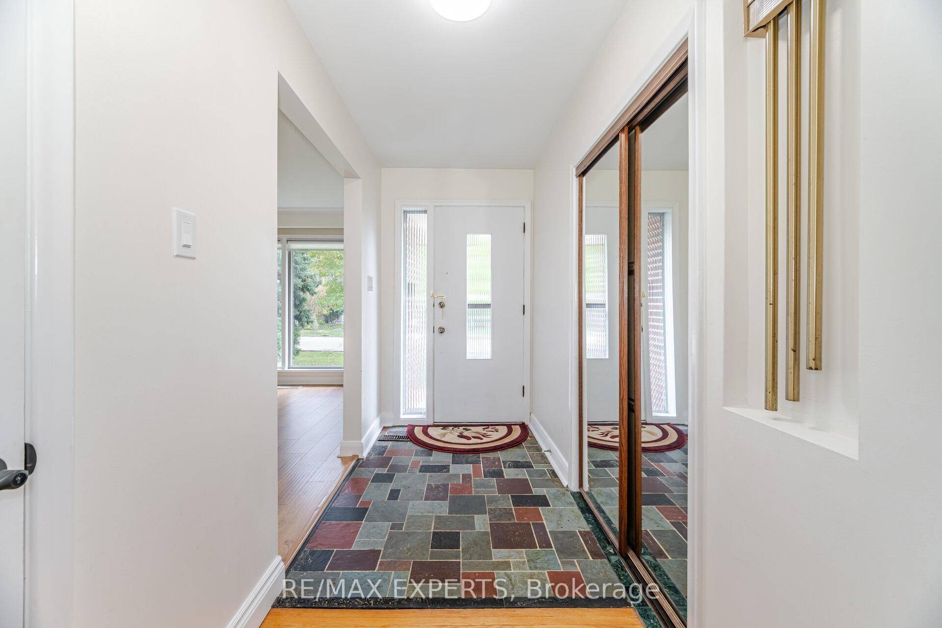 Toronto W08, ON M8B 2E3,42 Cowley AVE