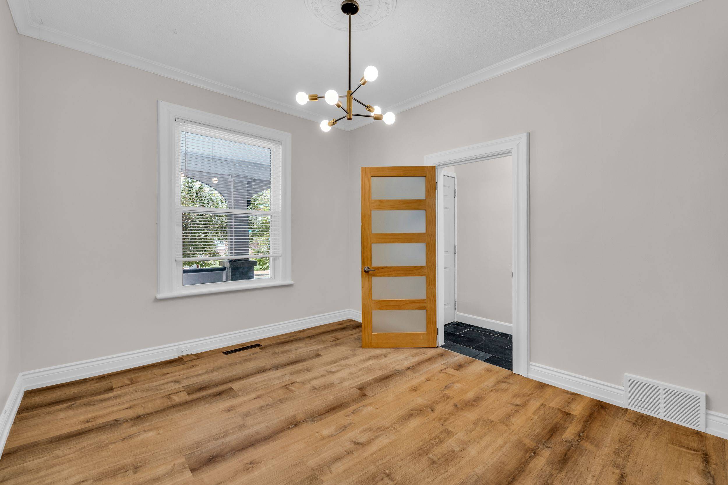 West Centre Town, ON K1Y 2B9,111 Spadina AVE #1