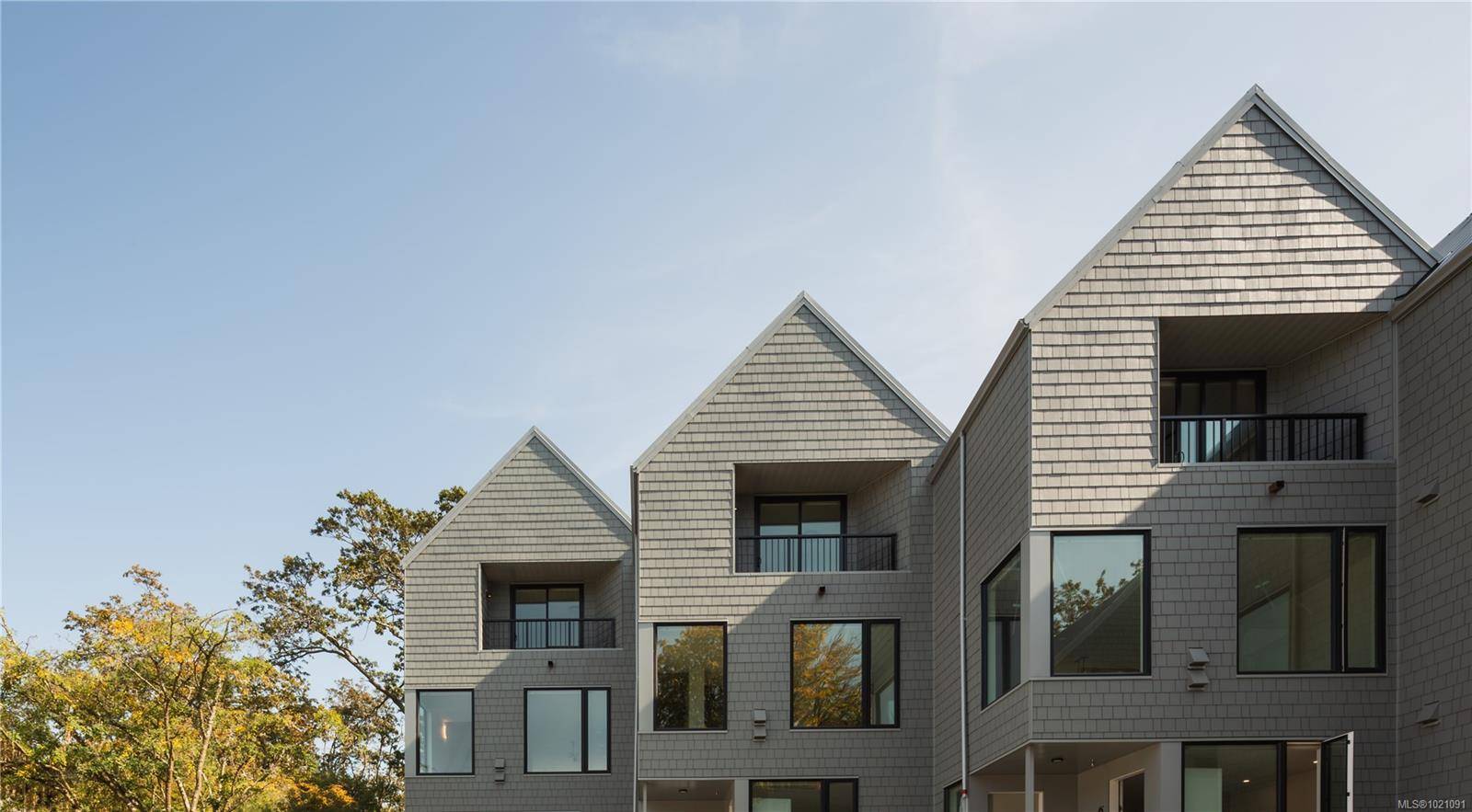 Victoria, BC V8S 4G6,909 Redfern St #7