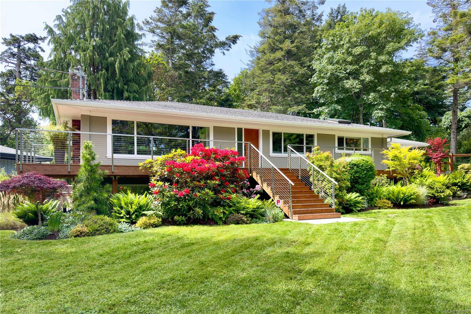 Saanich, BC V8N 1Y8,2879 Phyllis St