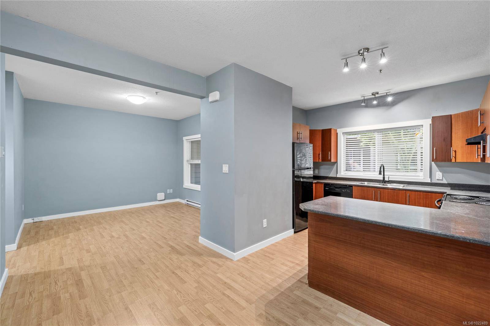 Nanaimo, BC V9S 1H6,582 Rosehill St #102