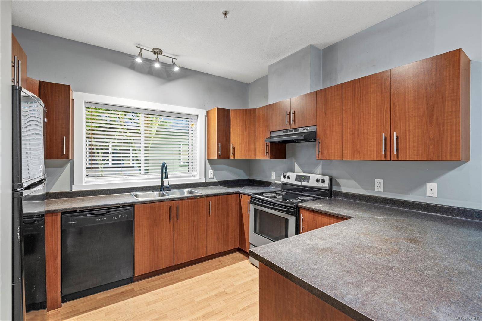 Nanaimo, BC V9S 1H6,582 Rosehill St #102