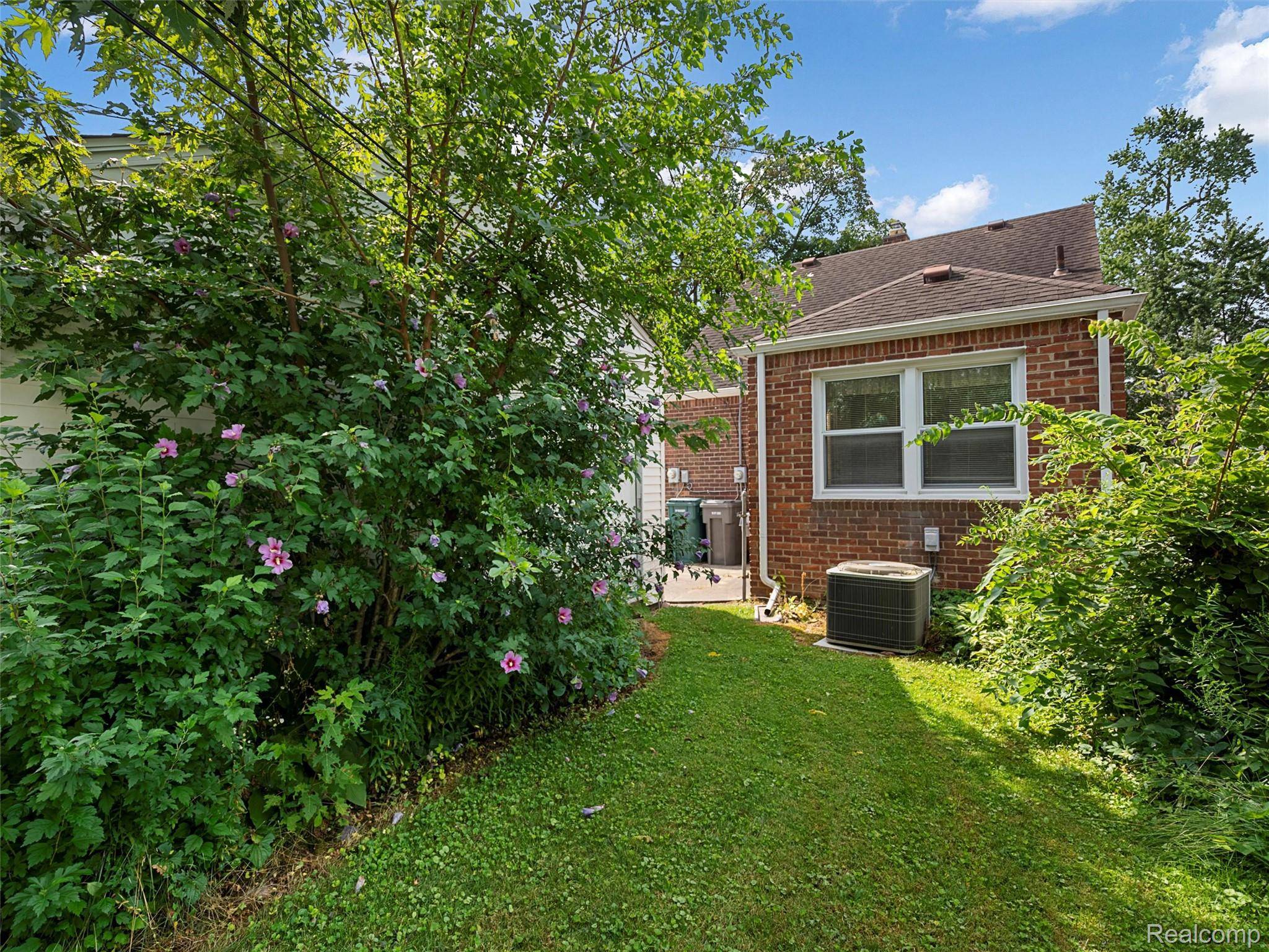 Dearborn, MI 48128,23812 Buckingham ST