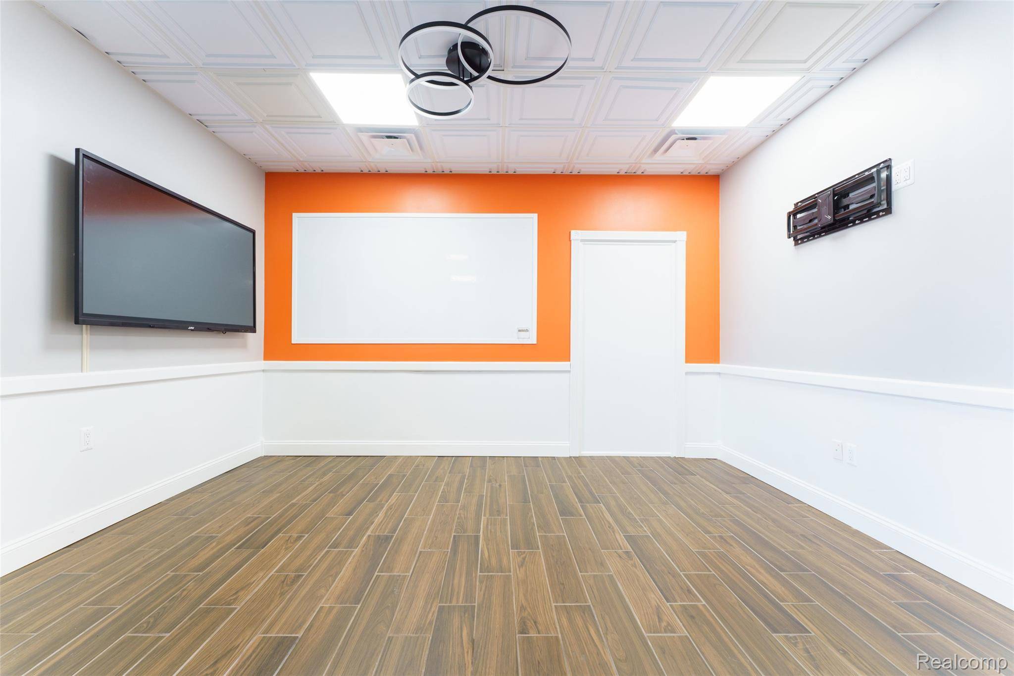 Brighton, MI 48116,315 W North ST #300 & 400