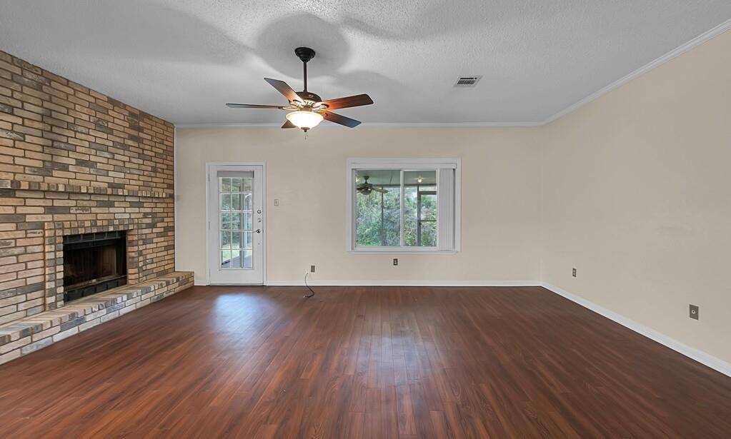 Hewitt, TX 76643,1013 December Drive