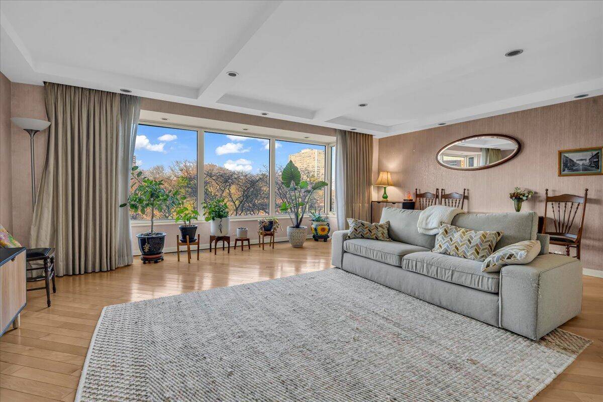 Detroit, MI 48207,1300 E Lafayette ST