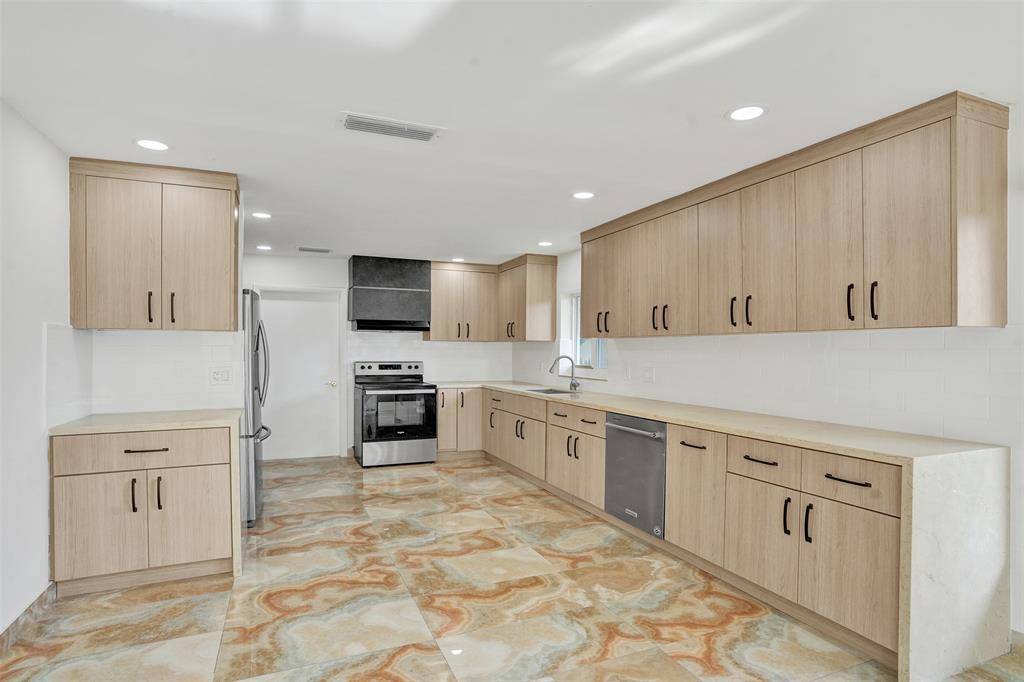 Tamarac, FL 33319,5903 Breadfruit Cir