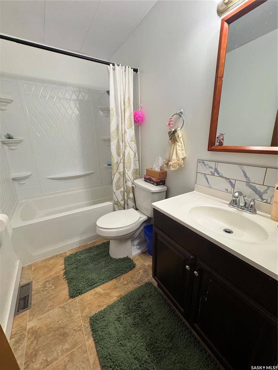 Weyburn, SK S4H 0M3,1609 Warren AVENUE