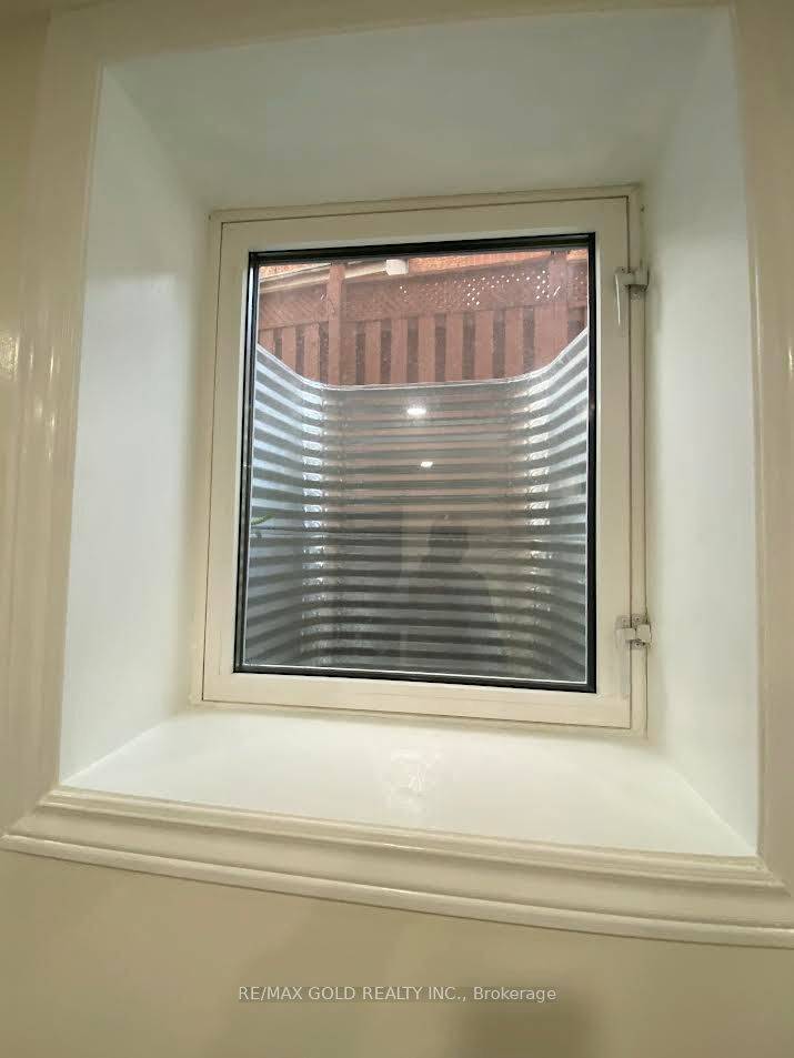 Brampton, ON L6R 1N3,68 Sprucelands AVE