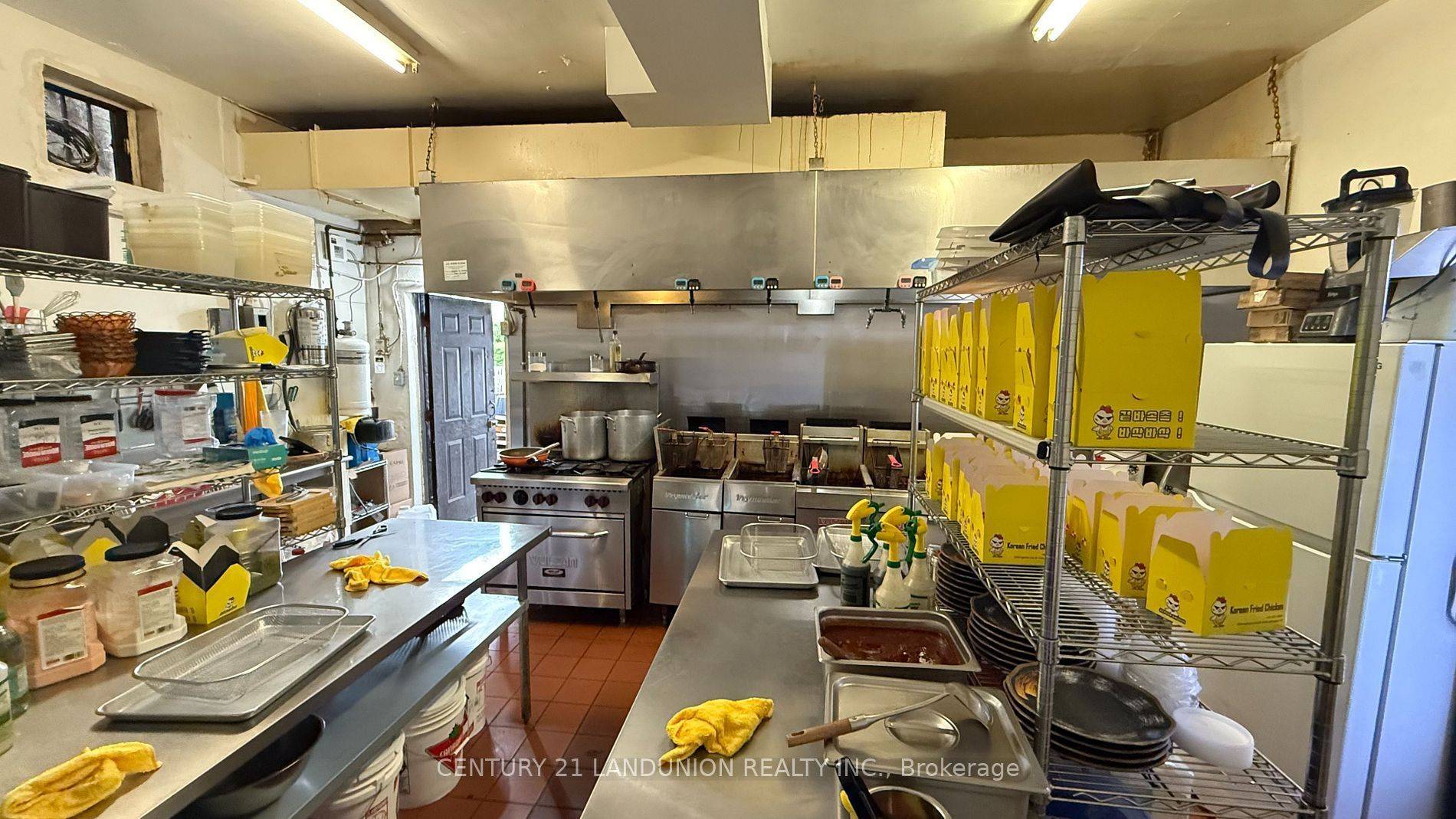 Toronto W03, ON M6M 1T2,2539 Eglinton AVE W