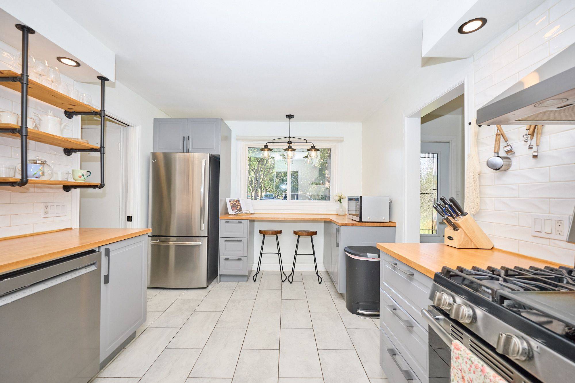 Niagara Falls, ON L2E 5H5,6432 CAROLYN AVE