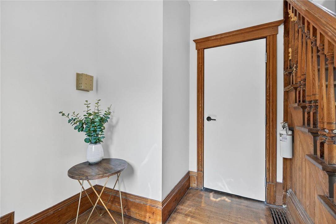 Hamilton, ON L8P 3V7,84 Ray ST S