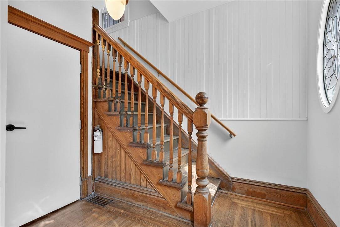 Hamilton, ON L8P 3V7,84 Ray ST S