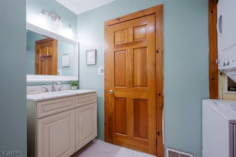 Toms River Township, NJ 08753,862 Bay Ave