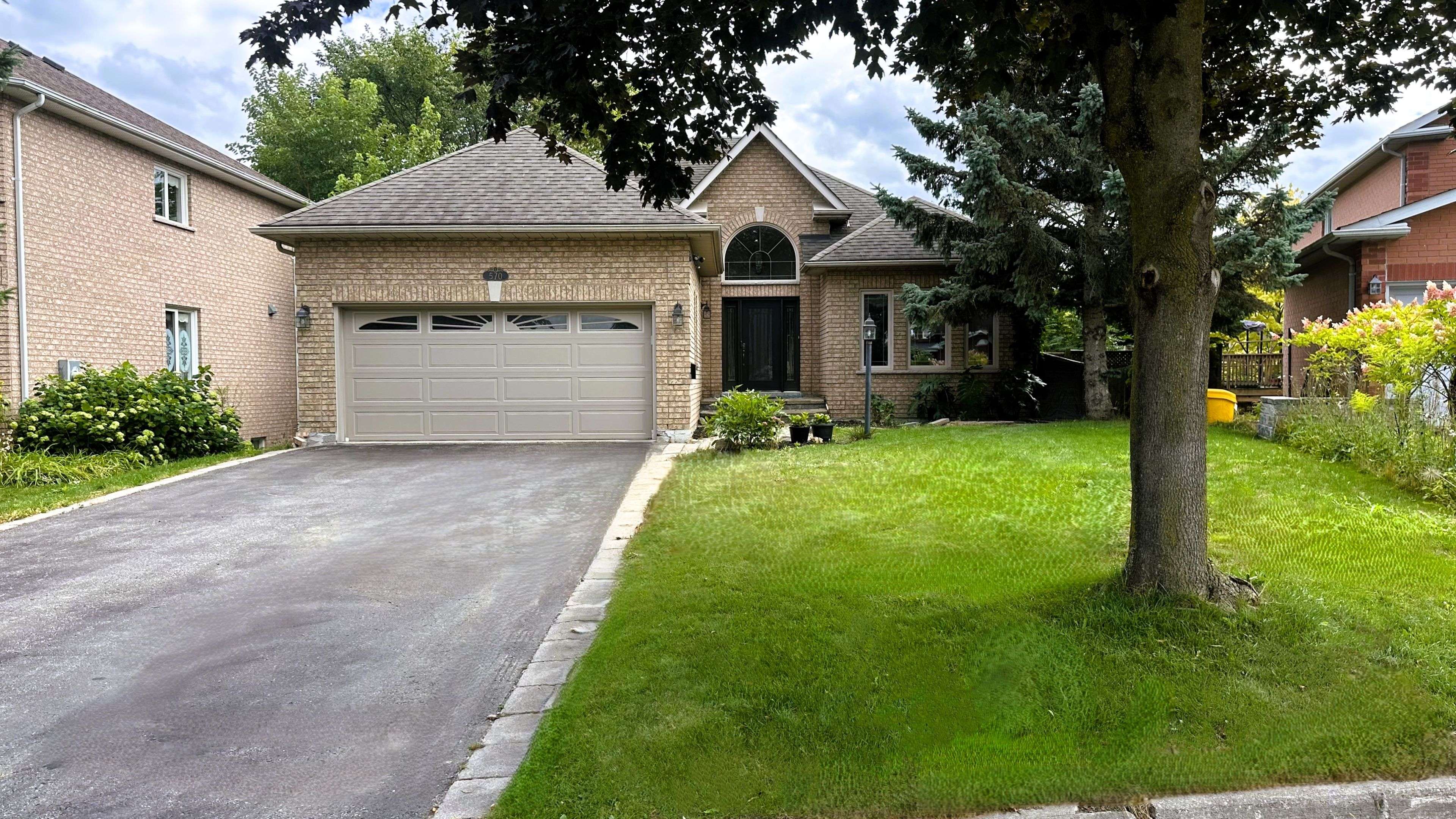 Newmarket, ON L3Y 8L2,570 Roeder CT