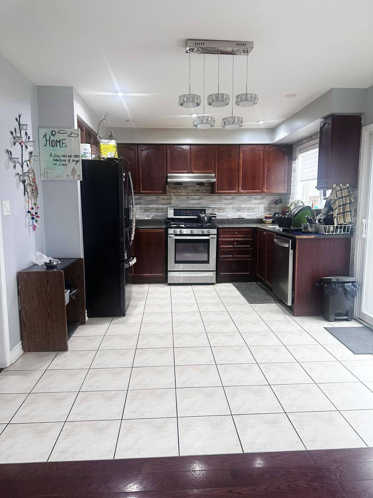 Brampton, ON L6S 0A4,33 Triple Crown DR