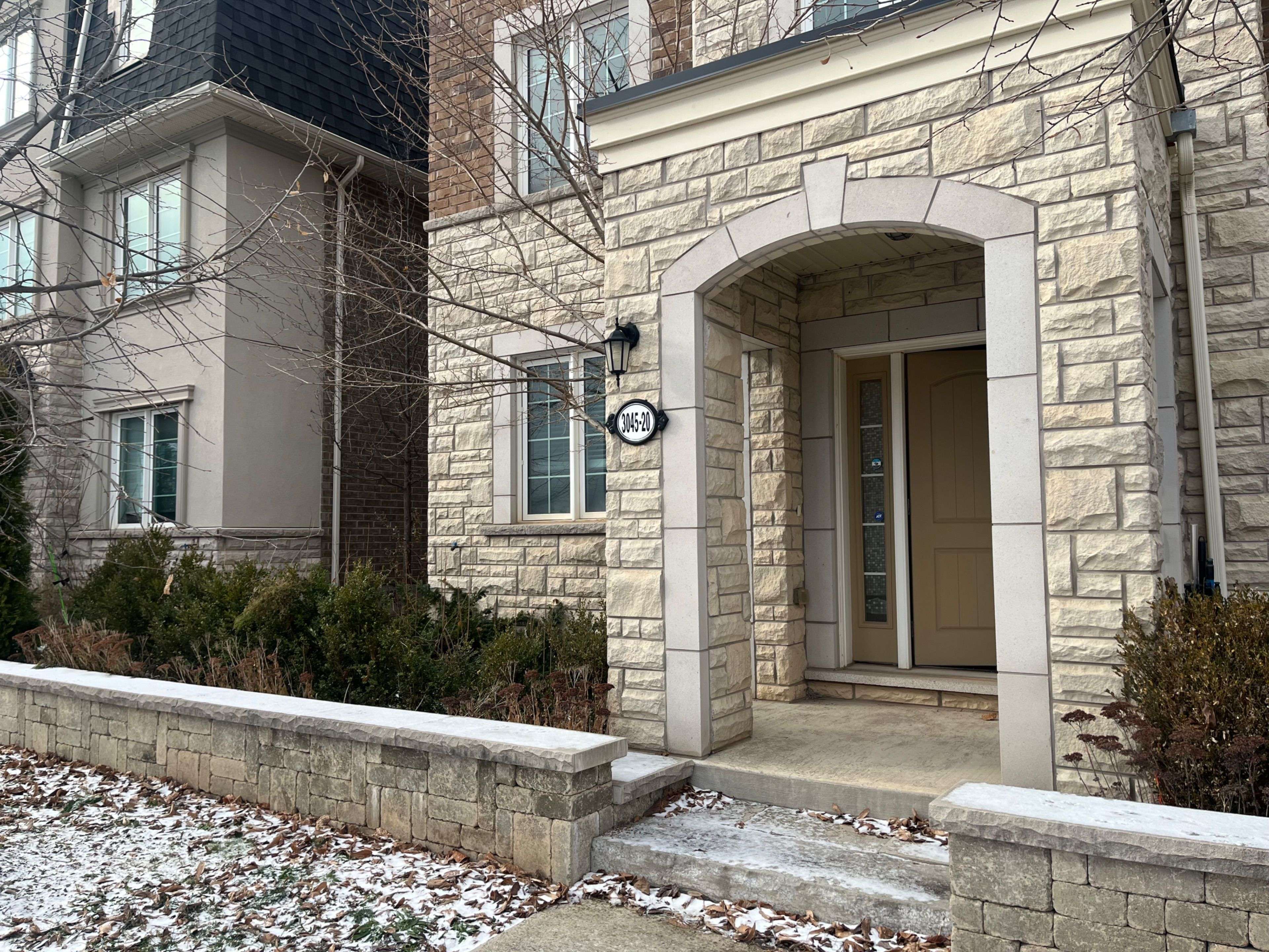 Oakville, ON L6M 0Y8,3045 George Savage AVE #20