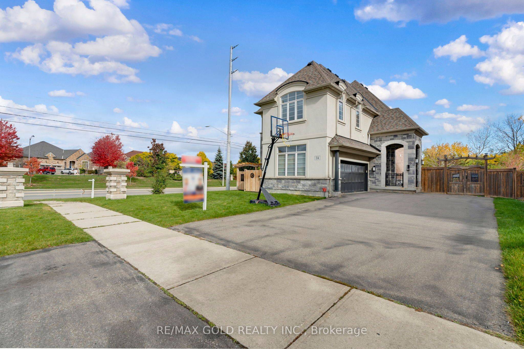 Brampton, ON L6P 4E8,34 Rhapsody CRES