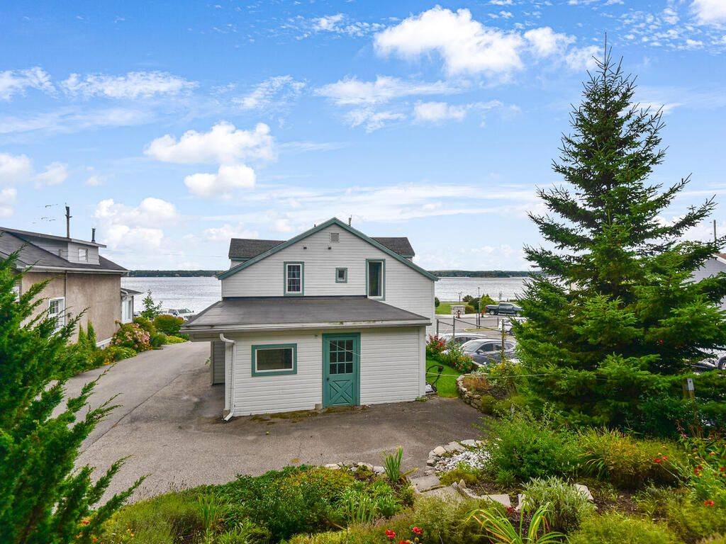 Brockville, ON K6V 1A5,92 WATER ST E