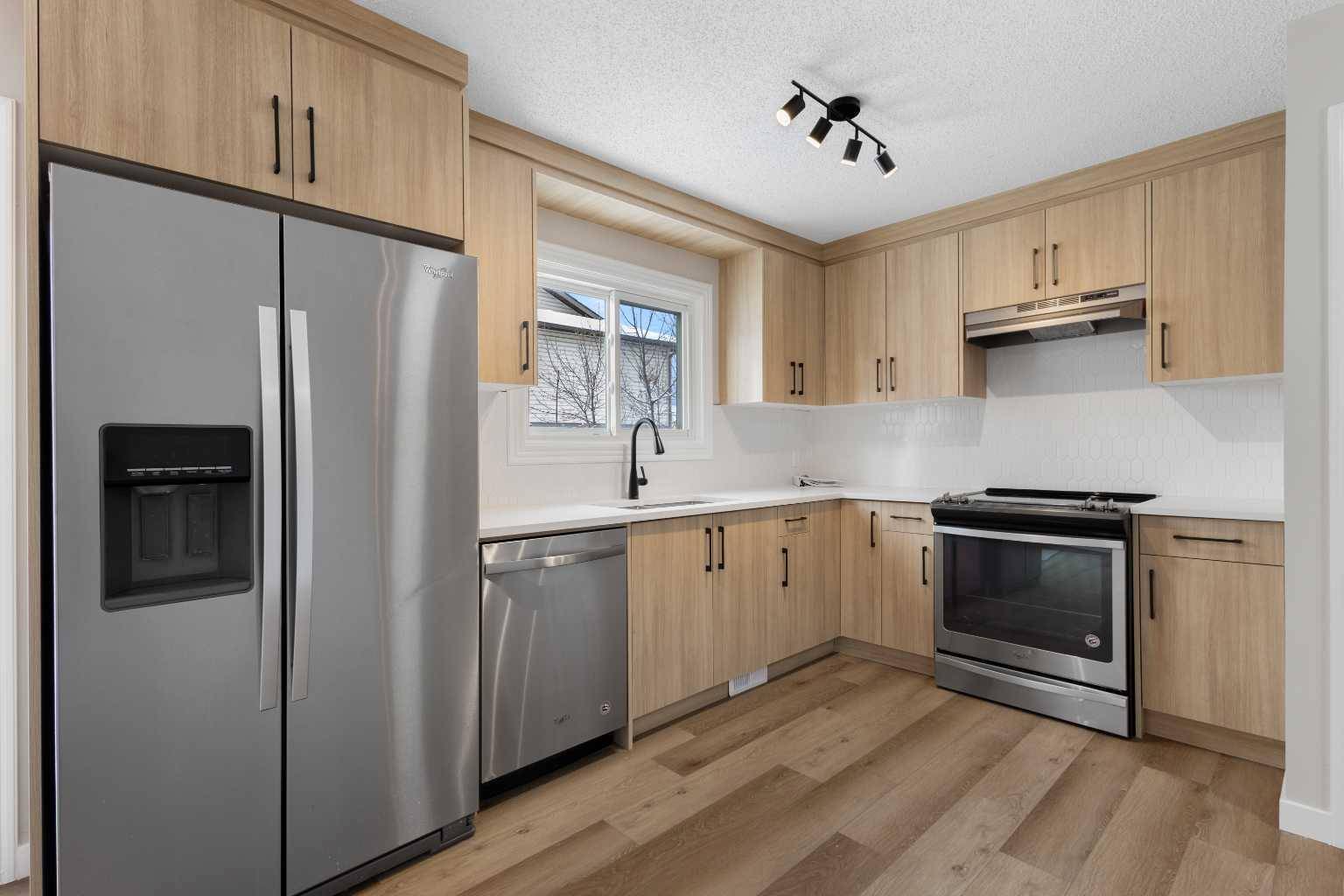 Calgary, AB T2J 6N3,129 Deer Ridge LN SE