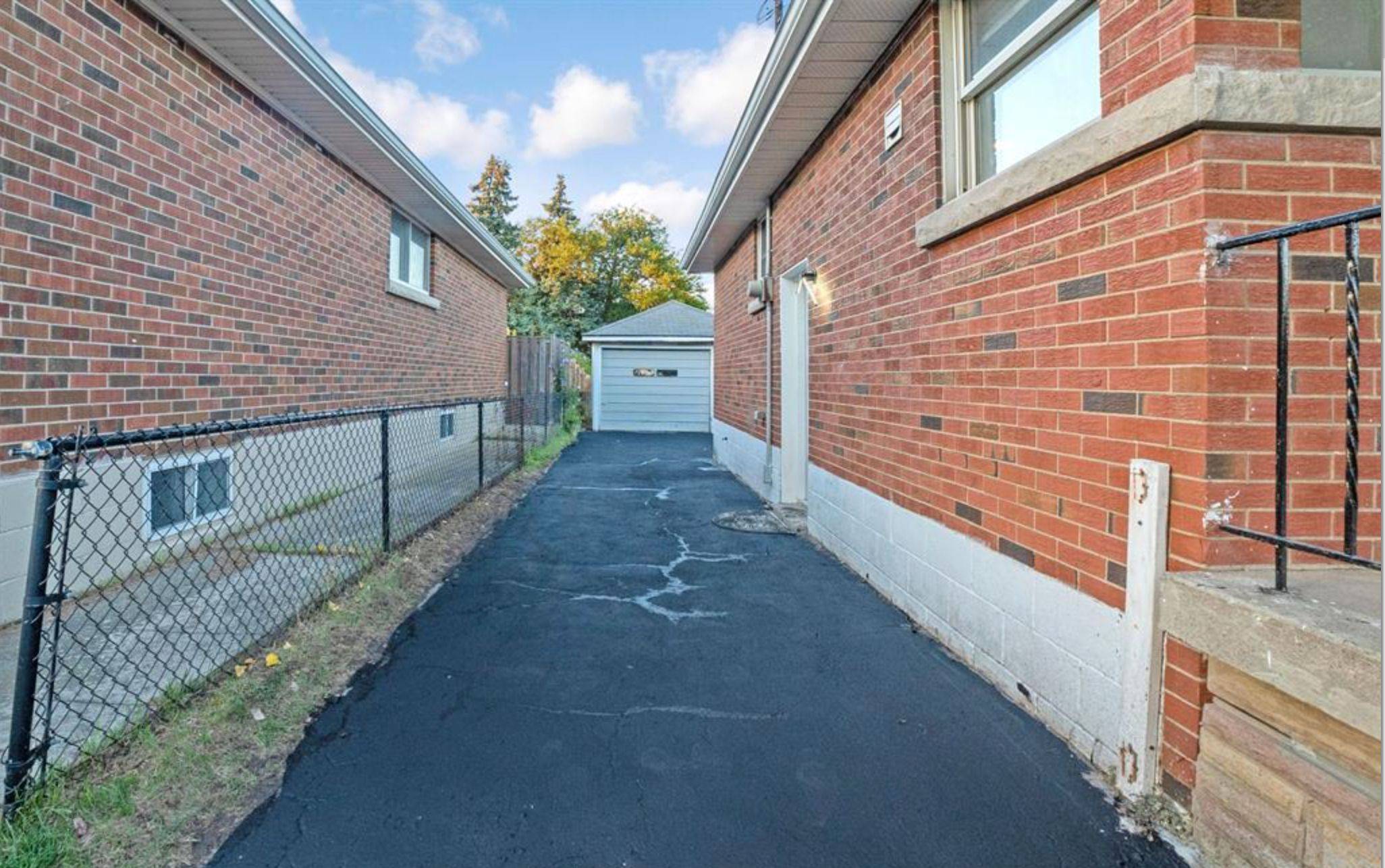 Hamilton, ON L8T 2R9,959 Mohawk RD E #Basement