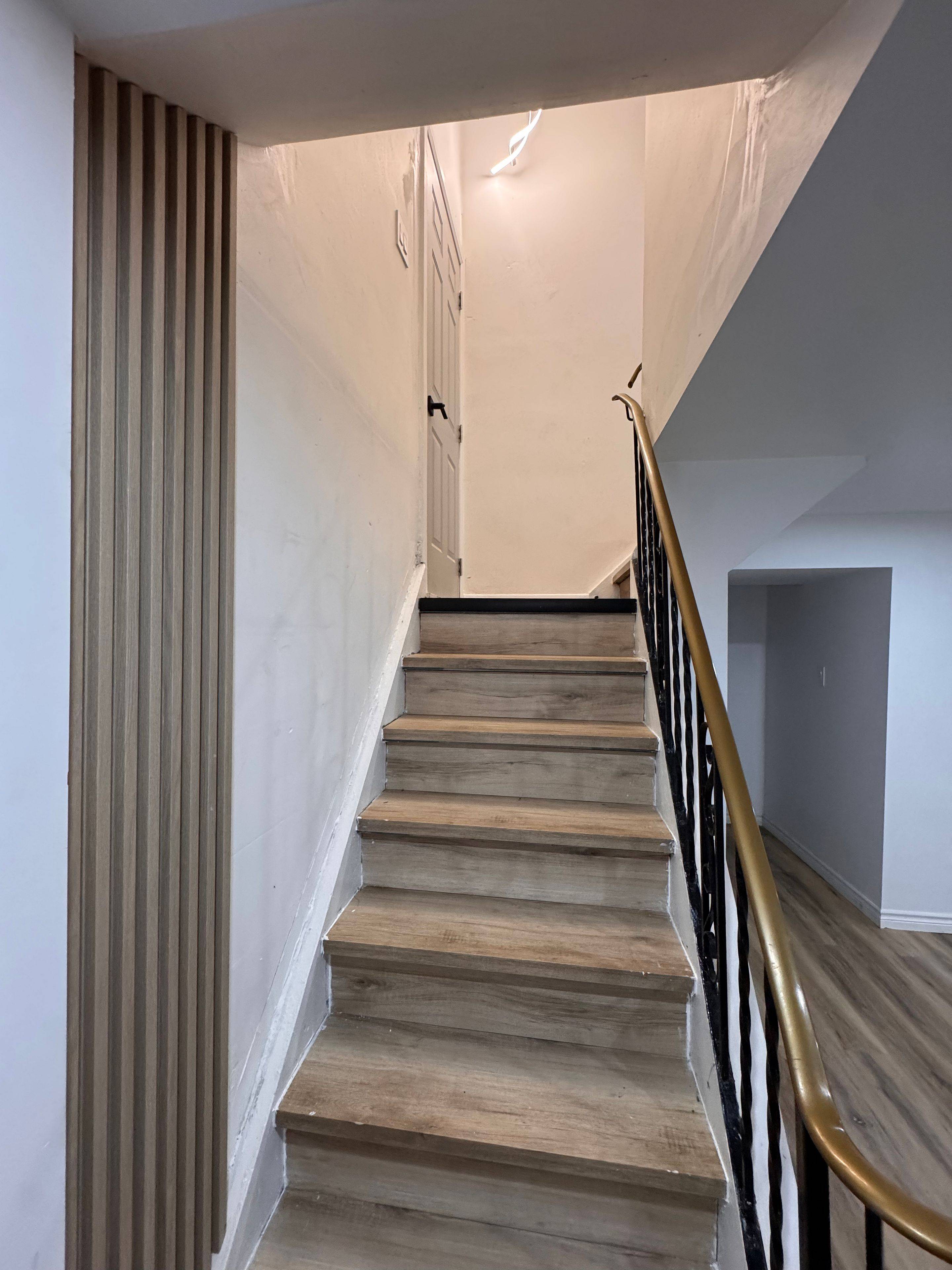 Hamilton, ON L8T 2R9,959 Mohawk RD E #Basement