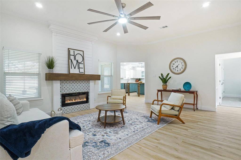 Granbury, TX 76048,302 Robins Way