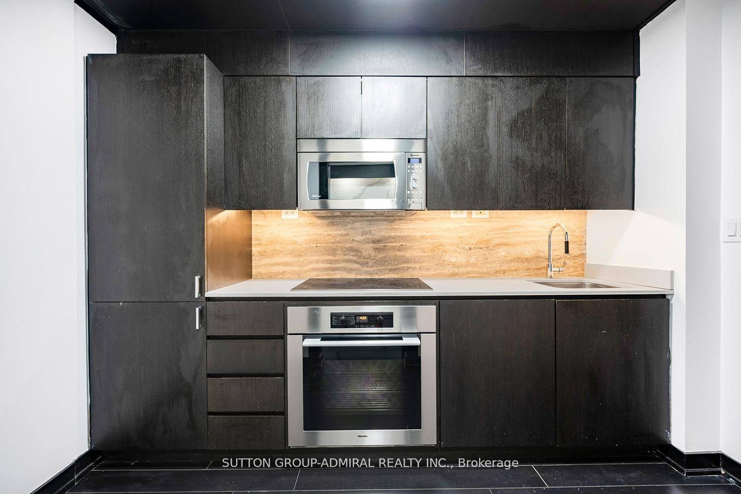 Toronto C01, ON M5V 4A3,18 Capreol CT #G20