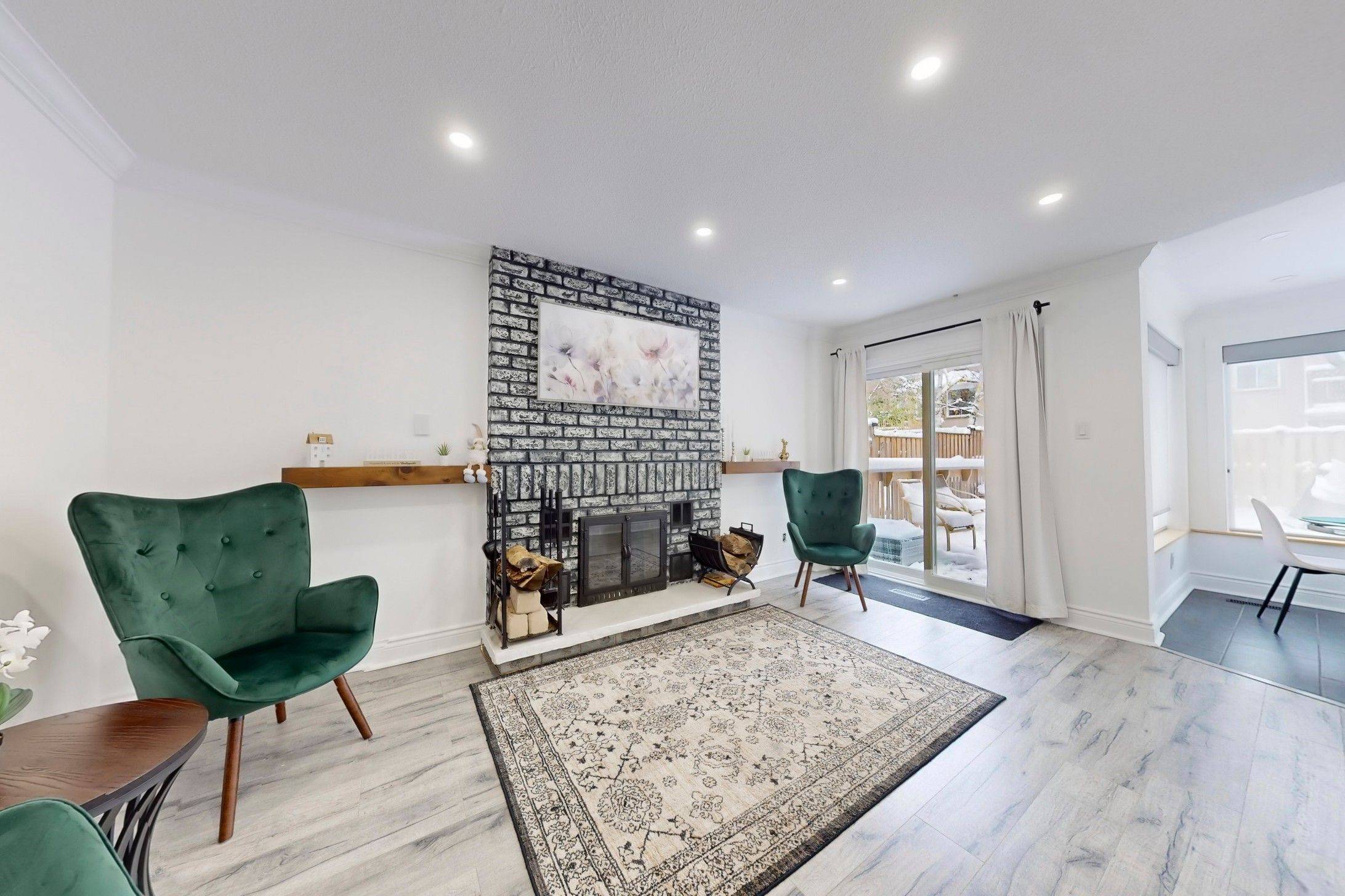 Aurora, ON L4G 5A4,1 Mendy's Forest N/A