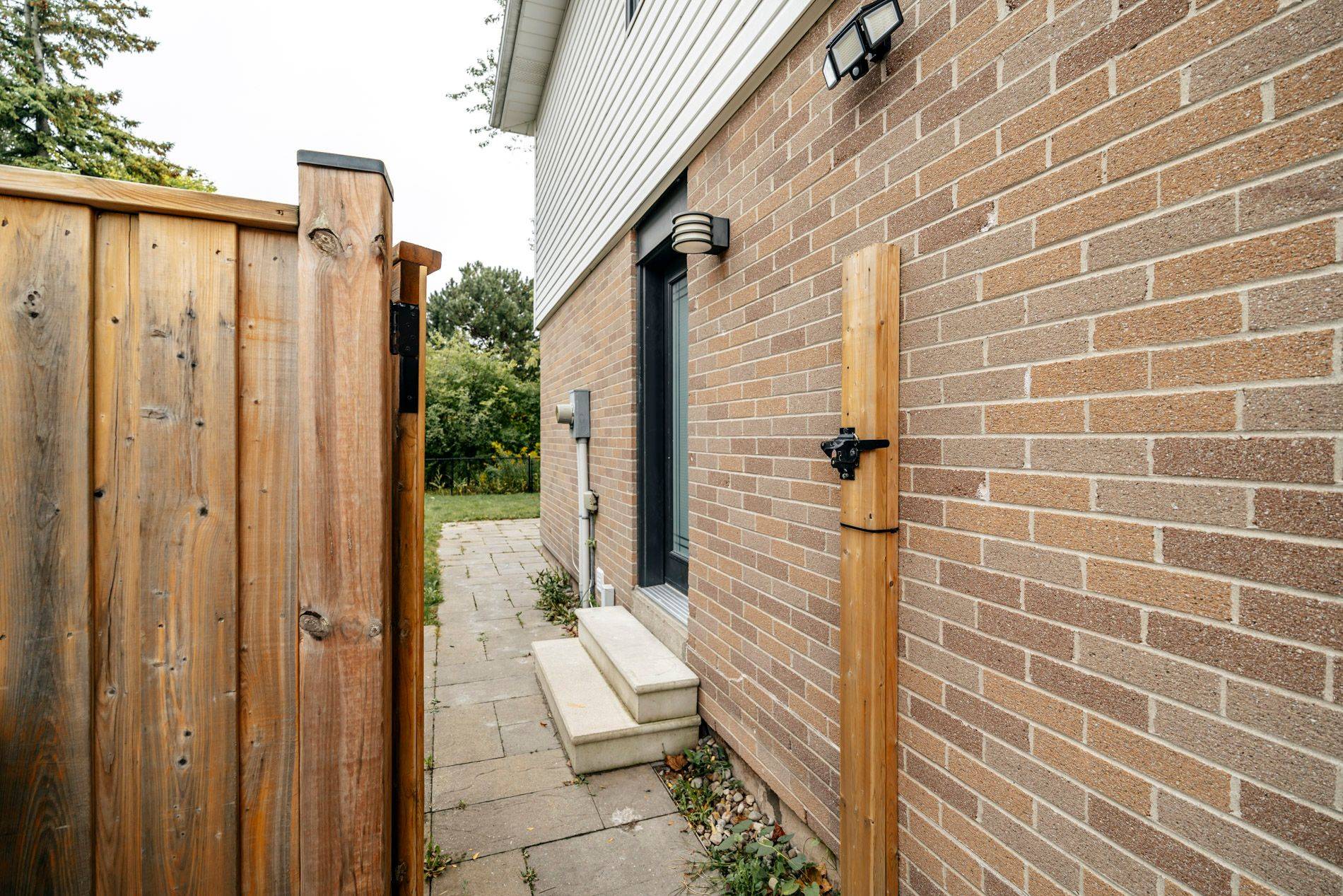 Mississauga, ON L5K 1E7,2668 Hollington CRES #Lower