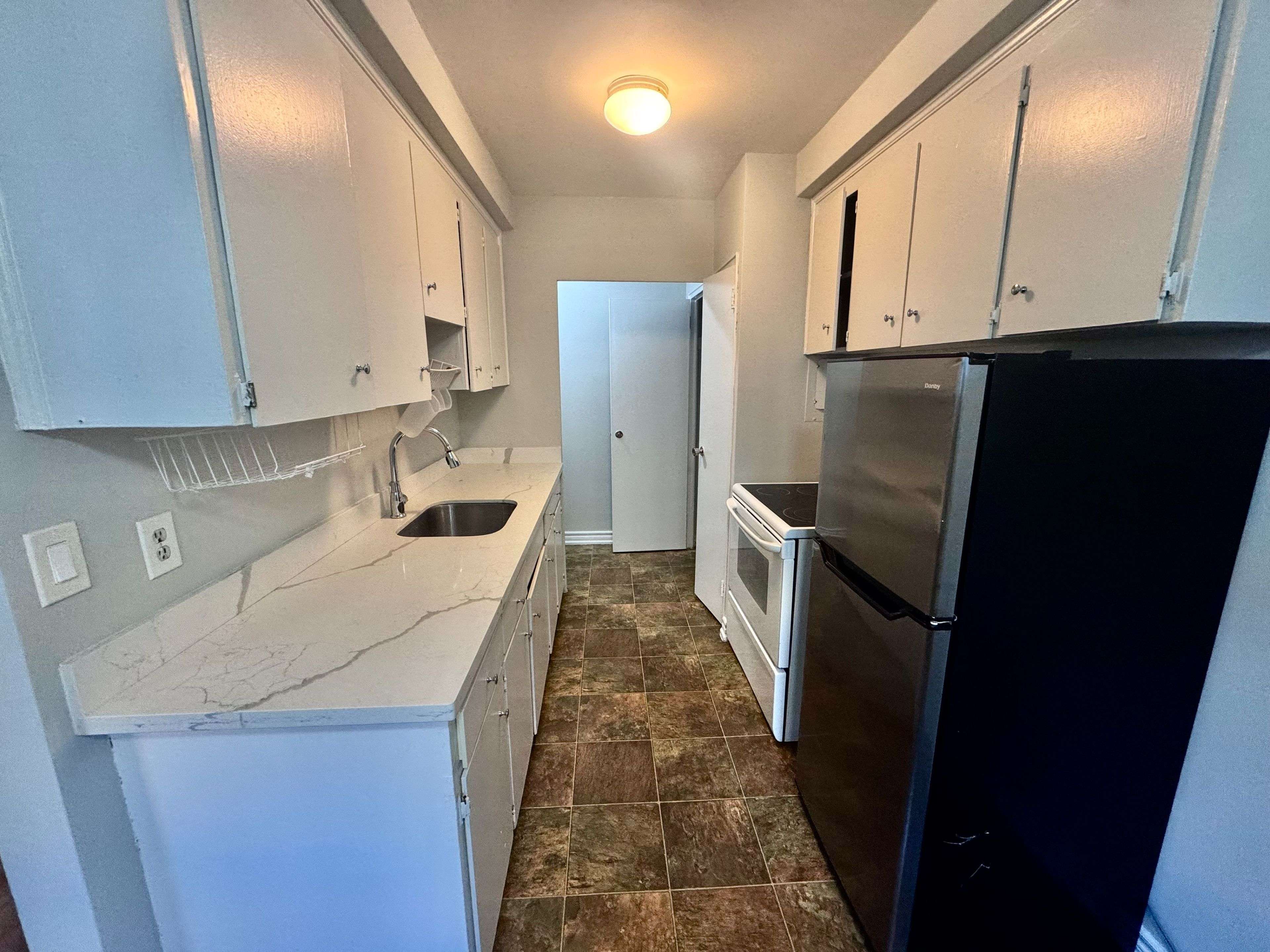 Oshawa, ON L1J 1Z1,3-333 Gibb ST