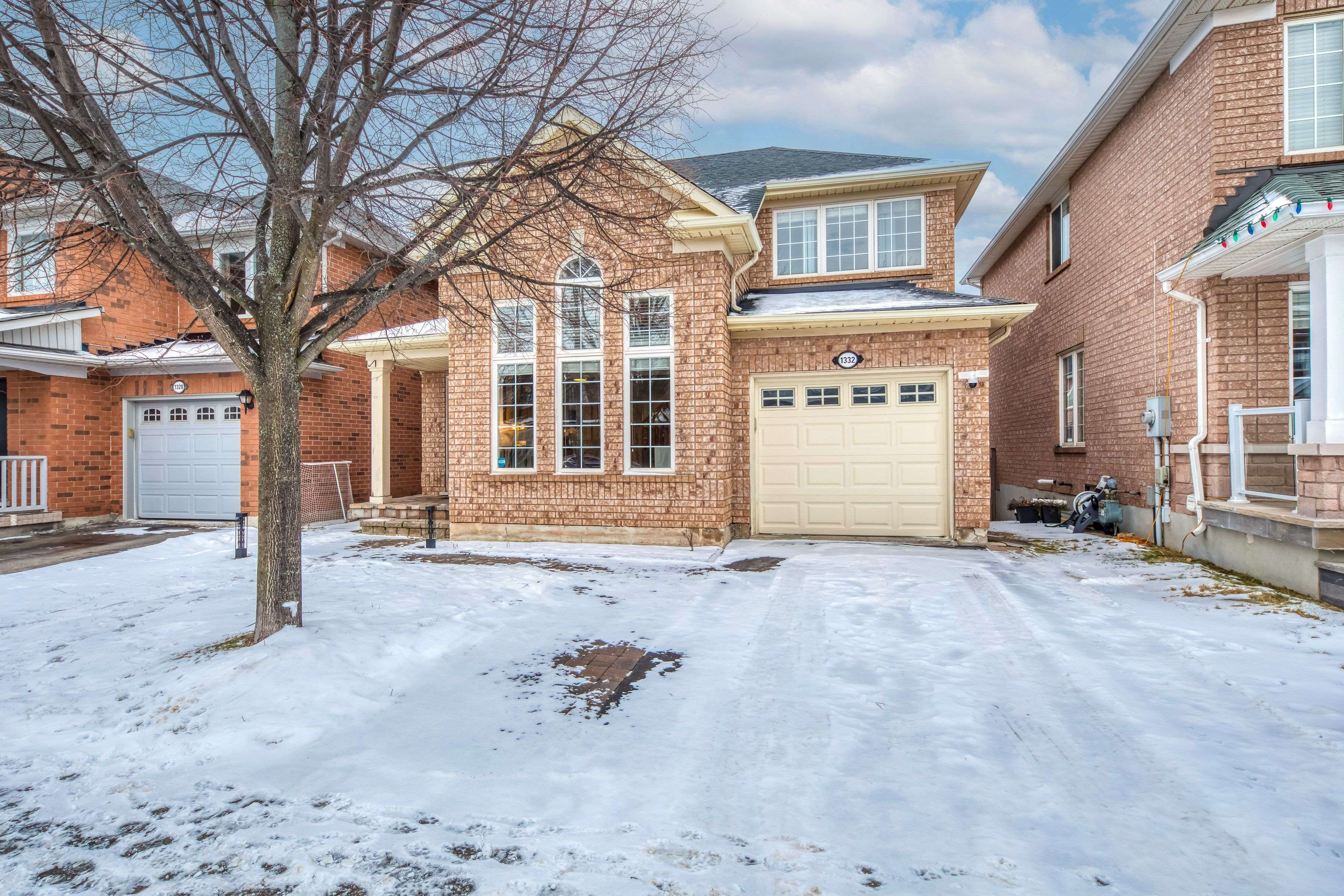 Oakville, ON L6M 3Y6,1332 Goldhawk TRL