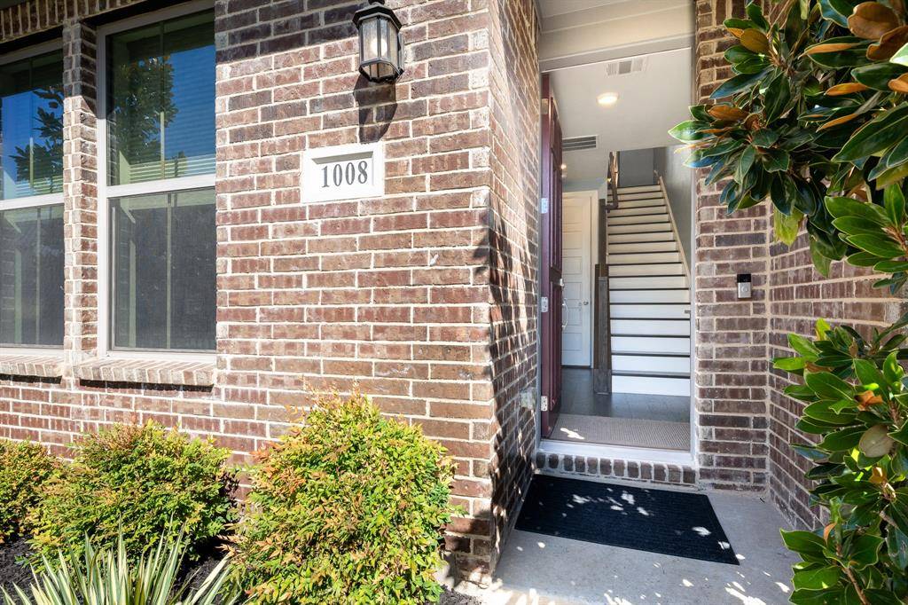 Dallas, TX 75212,1008 Manacor Lane