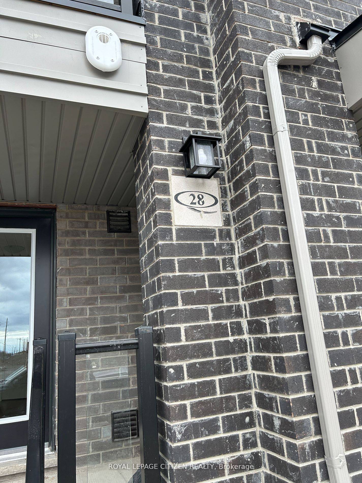 Whitby, ON L1R 0S7,28 Esquire WAY W