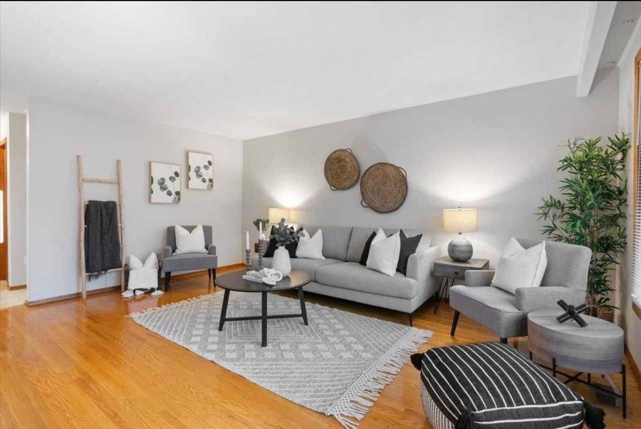 Oshawa, ON L1J 4R2,387 Fairlawn ST #Upper