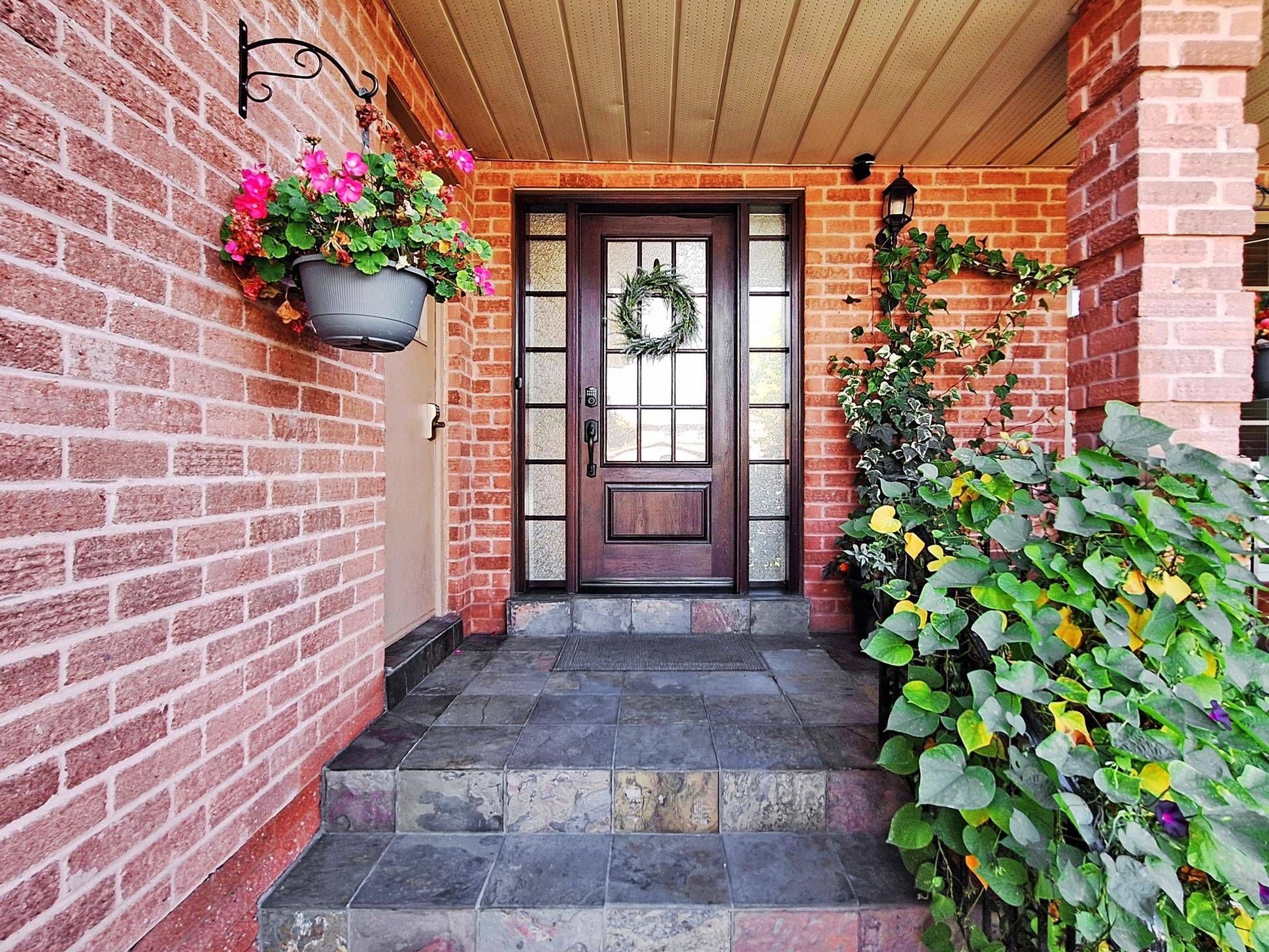 Newmarket, ON L3Y 7H3,828 Leslie Valley DR